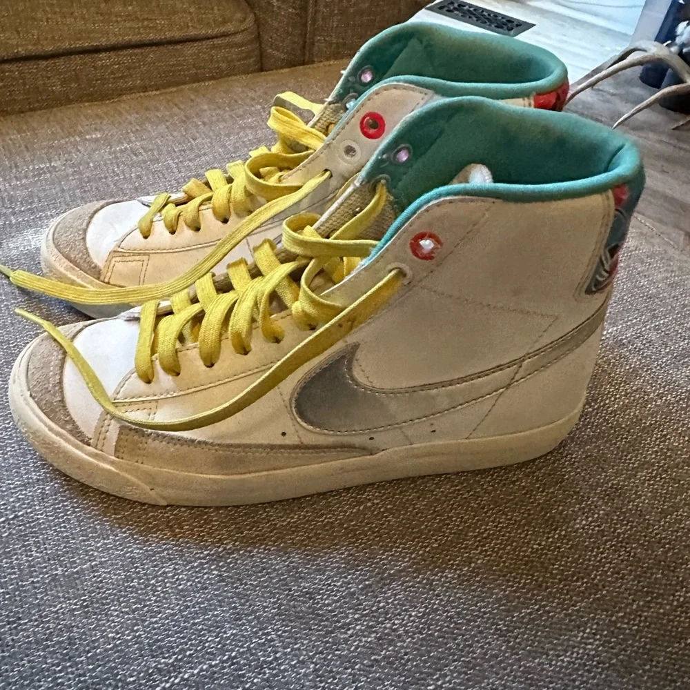 Childrens Nike Blazer Mid '77 White Metallic Silver Sneakers Size 4.5 Y‎